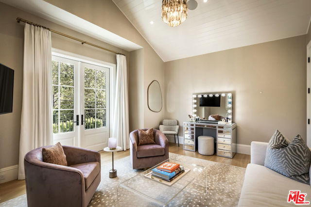 1943 Mandeville Canyon Road, Los Angeles CA: https://media.crmls.org/mediaz/274a3eb4-f3cb-42e1-bcf3-7da2e3428cff.jpg