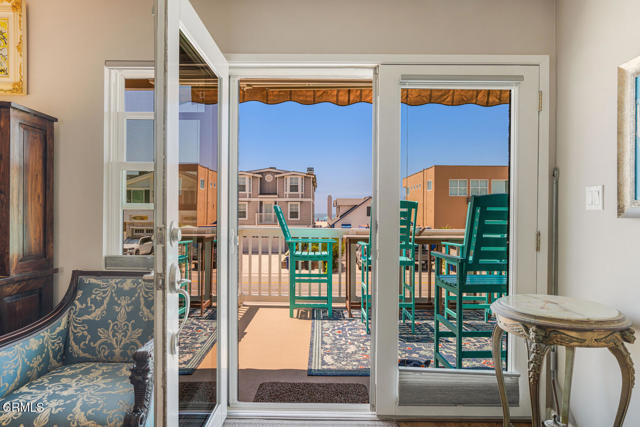 2120 Ocean Drive, Oxnard CA: https://media.crmls.org/mediaz/274c0c2d-501c-42ce-b1ad-fafe7d6b7917.jpg