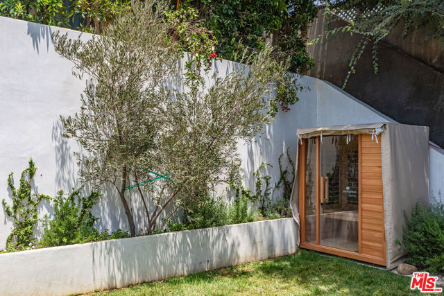 13035 Rose Avenue, Los Angeles CA: https://media.crmls.org/mediaz/274c64d5-8512-4825-a208-0d0a2cba8aab.jpg