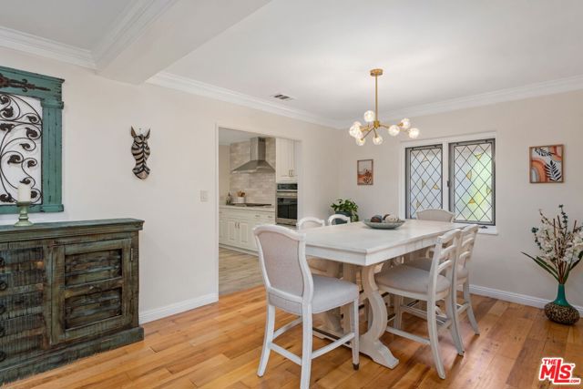 521 S Parish Place, Burbank CA: https://media.crmls.org/mediaz/274f3a38-770b-4461-9a99-b7bc7563cf00.jpg