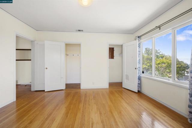 10536 Sheldon St, Oakland CA: https://media.crmls.org/mediaz/274f7533-699f-4038-a127-e7c88872f591.jpg