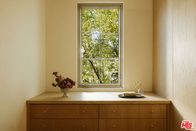 4209 Vantage Avenue, Studio City CA: https://media.crmls.org/mediaz/274f884e-96a1-40bd-b290-c39c0c8bb2e6.jpg