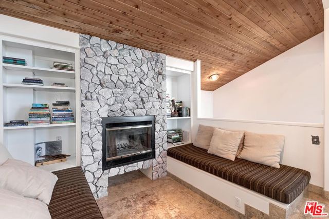 10827 Pacific View Drive, Malibu CA: https://media.crmls.org/mediaz/274fb390-b3d4-4744-8e94-d93cb23da6f8.jpg