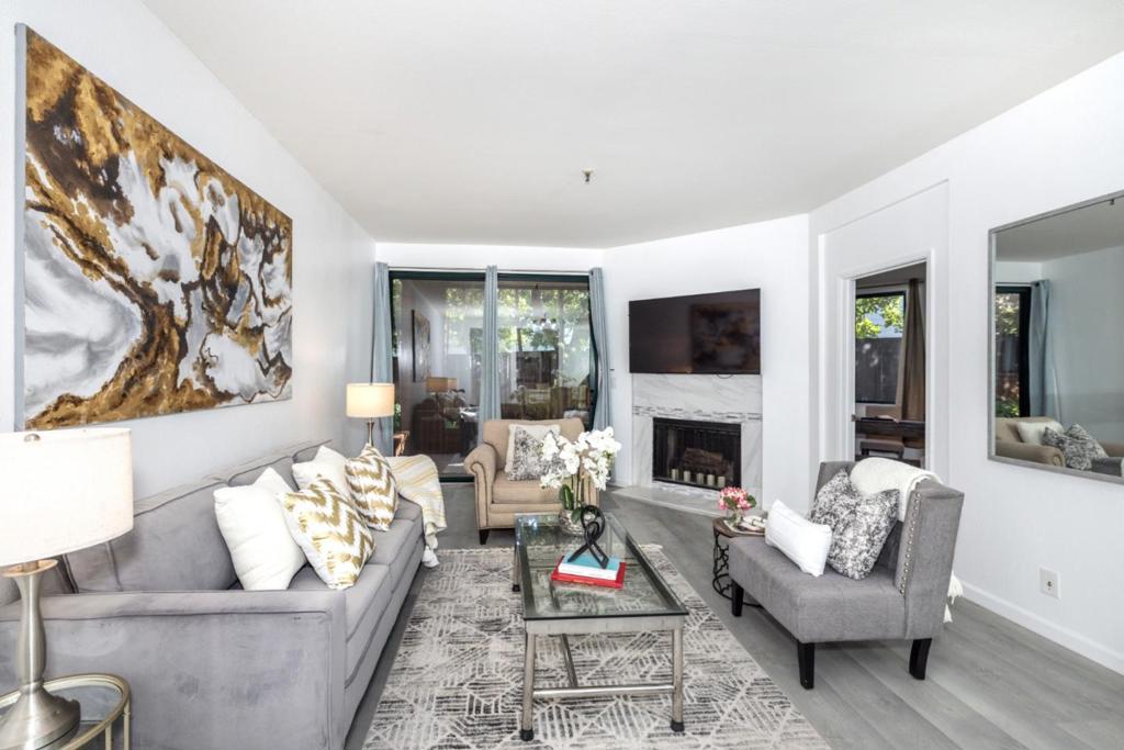 4250 El Camino Real #D138