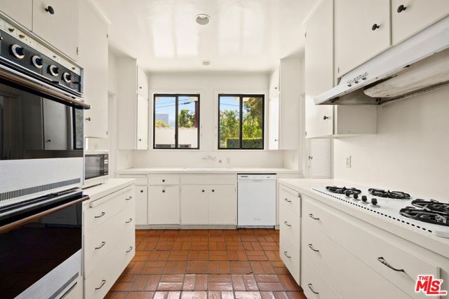 313 S Peck Drive, Beverly Hills CA: https://media.crmls.org/mediaz/2750a729-bf64-429c-9b49-081394515523.jpg
