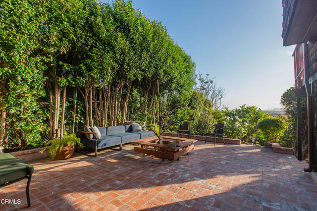 3880 Clayton W Avenue, Los Angeles CA: https://media.crmls.org/mediaz/2750e8df-330f-42c7-901a-41e4db44d9e5.jpg