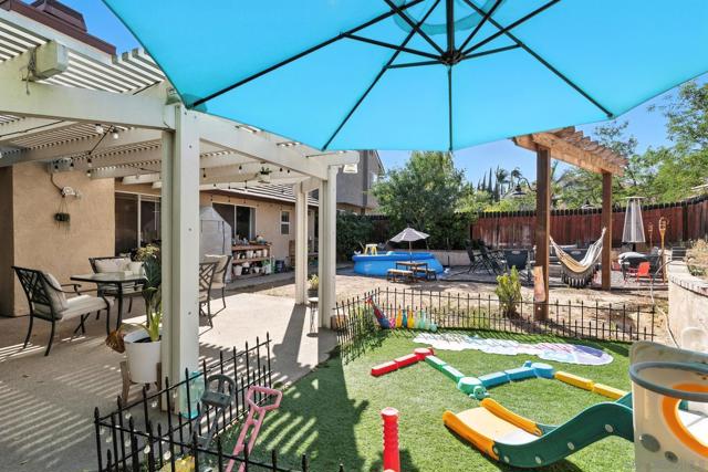 23886 Red Clover Cir, Murrieta CA: https://media.crmls.org/mediaz/27512c11-1933-4191-b651-00954de5afe6.jpg