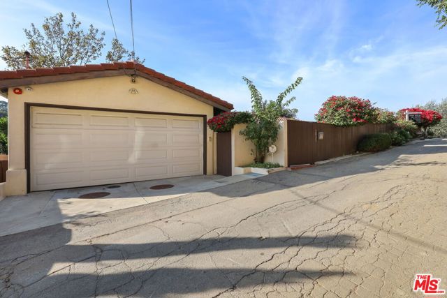 2835 Oak Point Drive, Los Angeles CA: https://media.crmls.org/mediaz/2751d7d1-c207-4c9a-b8aa-e7554029f6ac.jpg