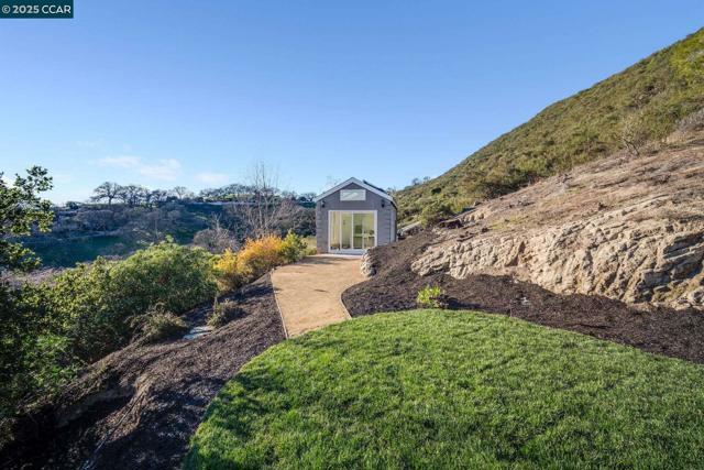 2420 Diablo Lakes Ln, Diablo CA: https://media.crmls.org/mediaz/2751f776-78b6-4b63-86ec-fbdc078315eb.jpg