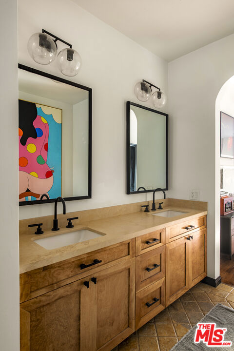 2820 Westshire Drive, Los Angeles CA: https://media.crmls.org/mediaz/27520f9d-8c7b-483d-b521-94ce73632291.jpg