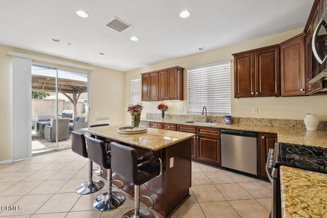 Detail Gallery Image 6 of 39 For 420 Ocotlan Way, Oxnard,  CA 93030 - 4 Beds | 3 Baths