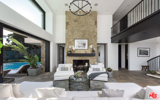 32852 Pacific Coast Highway, Malibu CA: https://media.crmls.org/mediaz/27534701-aae7-4d18-a649-da07ffedda5d.jpg