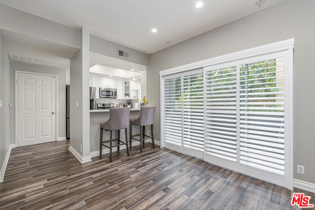 14919 Dickens Street, Sherman Oaks CA: https://media.crmls.org/mediaz/27538170-0757-4b5b-ac3c-d6942e6b4e29.jpg