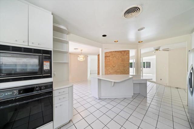 291 W Lilliana Drive, Palm Springs CA: https://media.crmls.org/mediaz/2753c565-60c3-4e5a-a8ac-cca19ff8e704.jpg