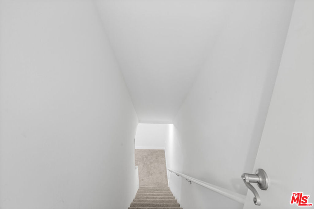 https://media.crmls.org/mediaz/275402c1-83a0-49a4-9842-5e3bb8e9e63c.jpg?preset=X-Large