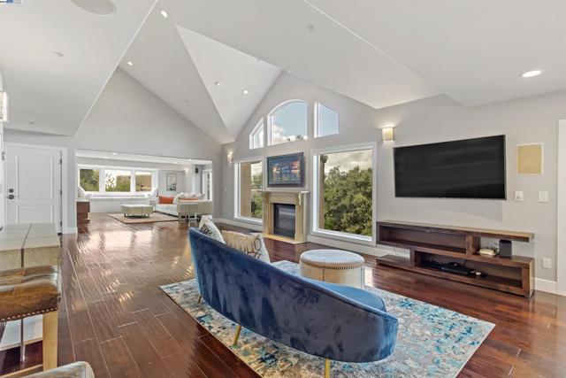 25444 University Ct, Hayward CA: https://media.crmls.org/mediaz/275474d4-f693-4bcf-9cab-cd554ed76111.jpg