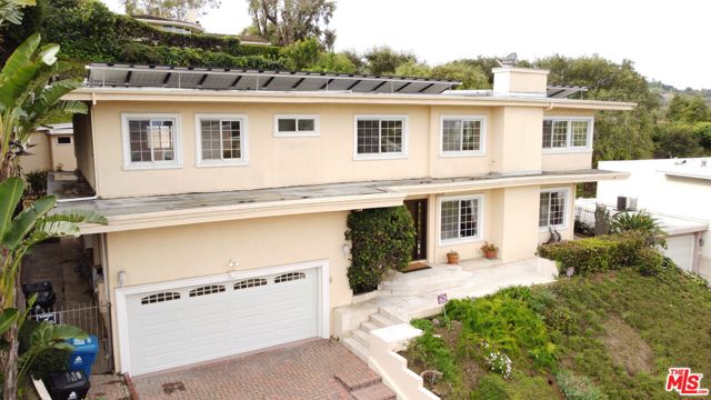 11502 Dona Teresa Drive, Studio City CA: https://media.crmls.org/mediaz/2754a39a-eced-4389-84b7-4e8564ba3441.jpg