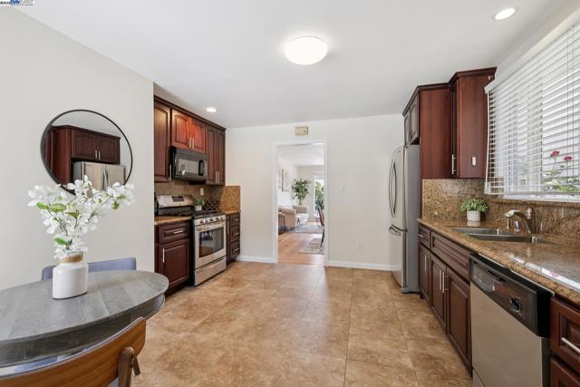 2643 99Th Ave, Oakland CA: https://media.crmls.org/mediaz/2754e47b-1e8b-4f2c-8452-fa65ce334880.jpg
