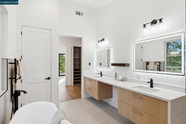 17 Julianne Ct, Walnut Creek CA: https://media.crmls.org/mediaz/2754f948-3029-44ce-9468-3d7e3652354e.jpg