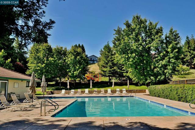 84 Tumbleweed Ct, San Ramon CA: https://media.crmls.org/mediaz/27551a5a-490a-4386-b847-d9f7db8cff45.jpg