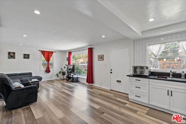11710 Hartsook Street, Valley Village CA: https://media.crmls.org/mediaz/2755fea6-9c6c-45a0-90a2-3be09a1f81d6.jpg