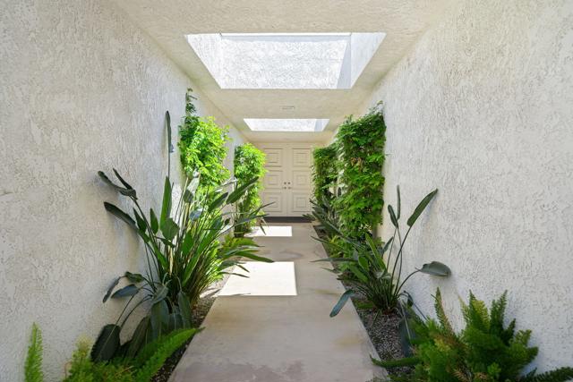 2 Rutgers Court, Rancho Mirage CA: https://media.crmls.org/mediaz/2756082b-94a0-46f9-a82e-9472172cf41b.jpg
