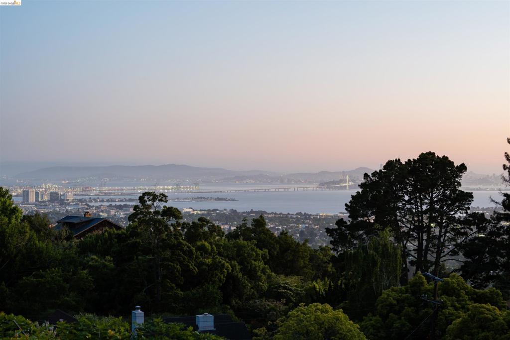 https://media.crmls.org/mediaz/27572af8-c6a8-47aa-af84-8f422d705ee5.jpg?preset=X-Large