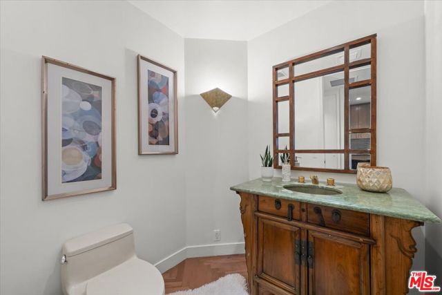 300 N Swall Drive, Beverly Hills CA: https://media.crmls.org/mediaz/27573837-53dc-44bc-9c1e-df91cf820820.jpg