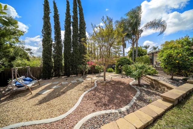 1654 Palomino Ln, Escondido CA: https://media.crmls.org/mediaz/27577235-5d94-4671-9a29-8e5d9b2ffbd9.jpg