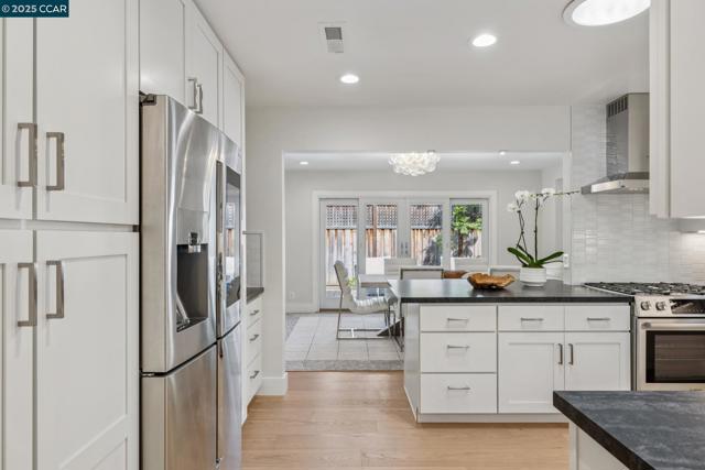 241 E Creek Dr, Menlo Park CA: https://media.crmls.org/mediaz/27579f4f-2fc1-452b-8402-99751e135892.jpg
