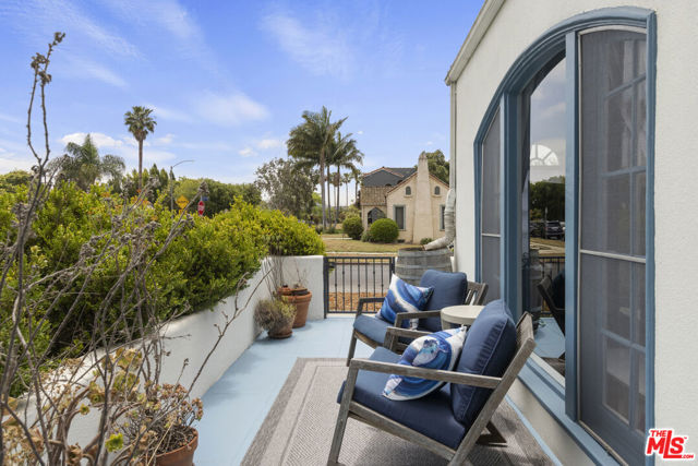 1569 S Orange Grove Avenue, Los Angeles CA: https://media.crmls.org/mediaz/2757c51d-1c0d-4128-9274-1db43bbd5b69.jpg
