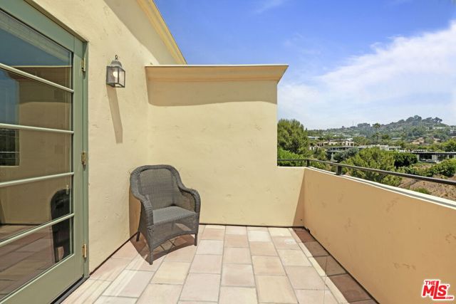1634 Gilcrest Drive, Beverly Hills CA: https://media.crmls.org/mediaz/2757c5b6-0ddf-400d-b86e-debf456b7f0e.jpg