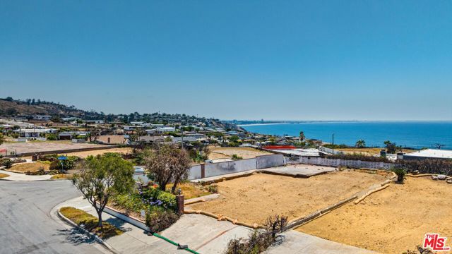 18348 Clifftop Way, Malibu CA: https://media.crmls.org/mediaz/2758bec8-e9ef-43be-ac32-53a8567ba678.jpg