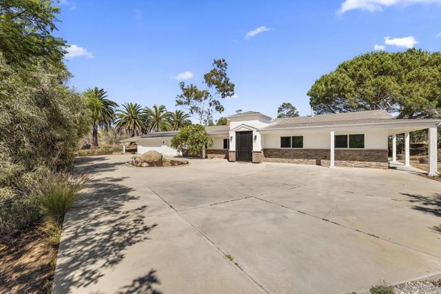 38795 Harris Truck Trail, Fallbrook CA: https://media.crmls.org/mediaz/2758e751-1808-4d72-ad02-da84f052ad37.jpg