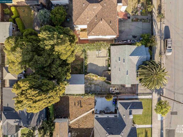 3811 Clinton Ave, Richmond CA: https://media.crmls.org/mediaz/27590849-061b-4d21-884d-2750643b1f82.jpg