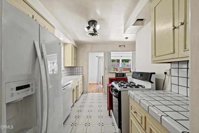 6449 Quakertown Avenue, Woodland Hills CA: https://media.crmls.org/mediaz/27591aec-26bd-4836-94fc-3570bd51fa0d.jpg