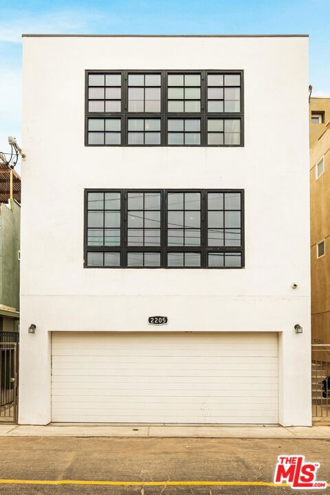 2205 Ocean Front Walk, Venice CA: https://media.crmls.org/mediaz/2759a8d8-8624-4bb0-b052-b9e34d071ffc.jpg