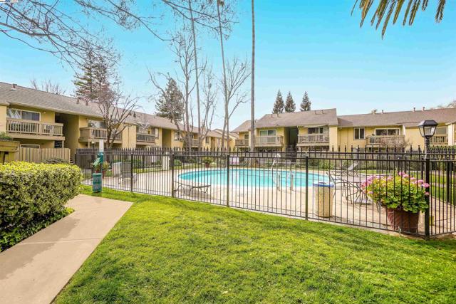 2562 Walnut Blvd, Walnut Creek CA: https://media.crmls.org/mediaz/2759c994-4575-47ce-9010-03fc1004152d.jpg