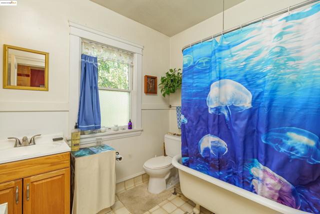 318 Washington Avenue, Richmond CA: https://media.crmls.org/mediaz/275a0042-726d-40a1-8276-409be6a6eee1.jpg