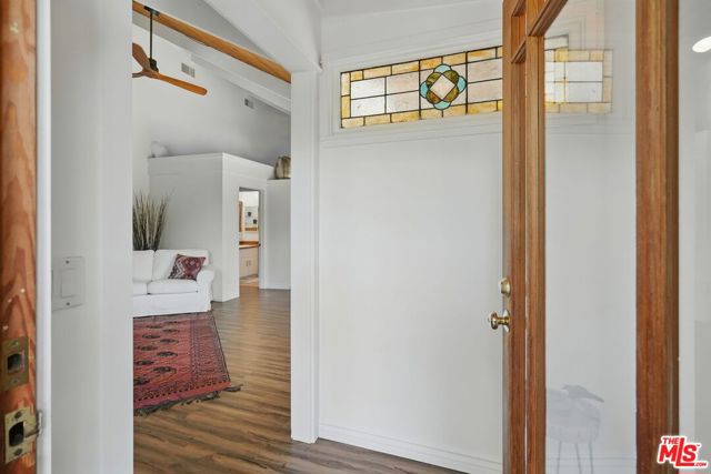 1527 Bainum Drive, Topanga CA: https://media.crmls.org/mediaz/275ac806-762b-4b6d-8596-70ce2b657dc3.jpg