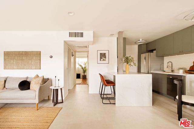 970 Palm Avenue, West Hollywood CA: https://media.crmls.org/mediaz/275afa64-0812-4c46-8fb4-bf33d4d3b38c.jpg