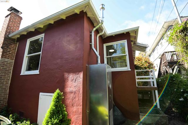 2218 Parker St, Berkeley CA: https://media.crmls.org/mediaz/275b1ba4-ba39-42ce-8e56-7330491d3c20.jpg