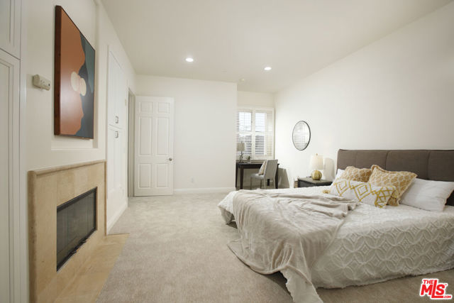 143 N Arnaz Drive, Beverly Hills CA: https://media.crmls.org/mediaz/275bb29e-e74d-42ef-be62-1a11476b6d5b.jpg