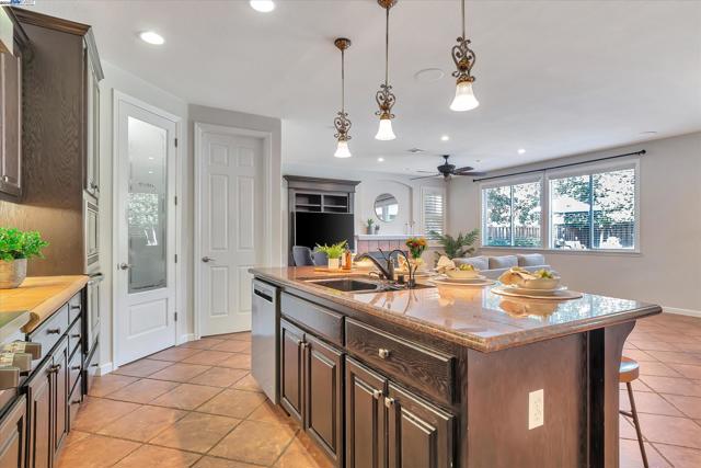 1517 Rampart Way, Brentwood CA: https://media.crmls.org/mediaz/275c5031-682d-45fd-ada6-5df8cd092933.jpg