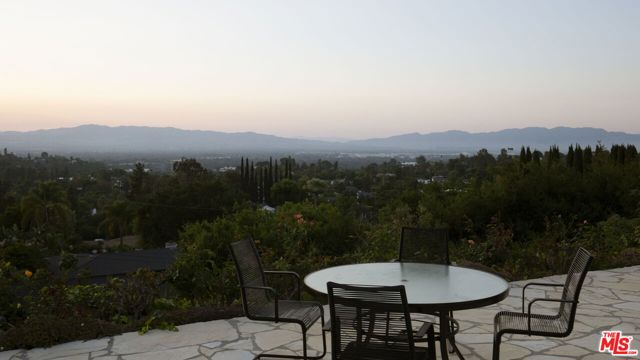 16303 Mandalay Drive, Encino CA: https://media.crmls.org/mediaz/275de3e1-040d-4bb6-8d4a-ff2d05a8c709.jpg