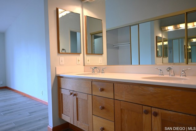 8880 Villa La Jolla DR, La Jolla CA: https://media.crmls.org/mediaz/275e36cb-56b7-4a11-bf99-8b81fbb694fd.jpg
