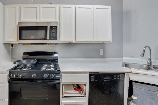 2941 W Hemlock Street, Oxnard CA: https://media.crmls.org/mediaz/275e7d97-7c16-4bc3-982d-7fab0bb991e3.jpg