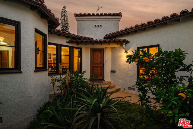 3975 Sutro Avenue, Los Angeles CA: https://media.crmls.org/mediaz/275ea4ce-f89e-4f73-a3ef-2bf98d436cdd.jpg