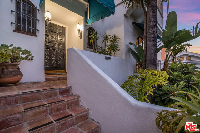 7825 Hillside Avenue, Los Angeles CA: https://media.crmls.org/mediaz/275eb59e-9840-4b97-8535-9f45c9c3595b.jpg