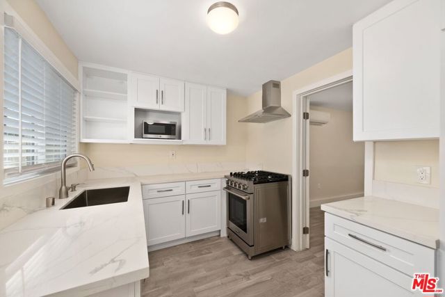 4401 W 58th Place, Los Angeles CA: https://media.crmls.org/mediaz/275eb7ab-26a0-419e-8622-1a05424eb118.jpg